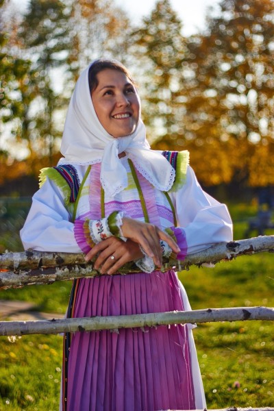 Горномарийская песня "Ош савыцан, ош тыгыран" ("В белом платке, в белом платье")