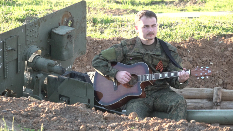 Александр Гречишкин - Две гвоздики от нашей земли