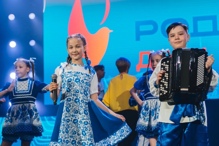 Россия, звонче пой!