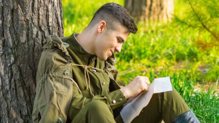 Пишет сыночек с войны мне письмо