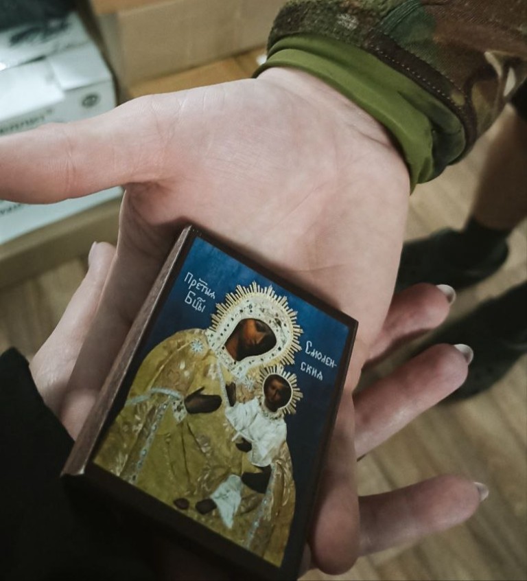 Боец и она - волонтер - девчонка!