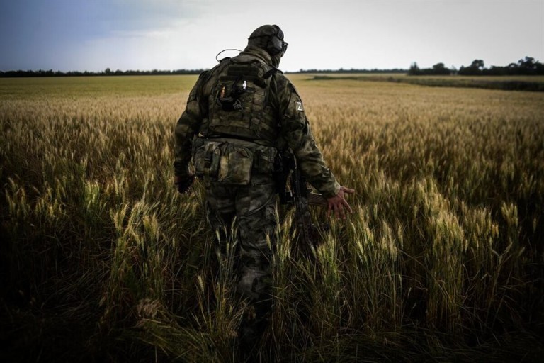 На поле боя умирал солдат