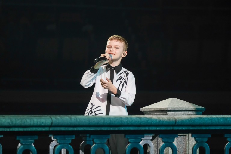 Идет девчонка