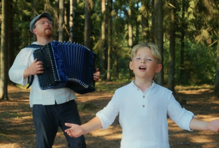 Песня «А река течет»