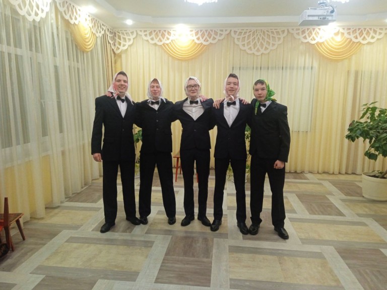 Загрустила что-то Баба Яга