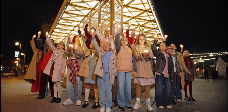 «Мы излучаем свет»