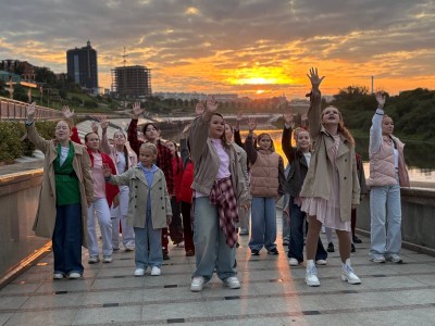 «Мы излучаем свет»