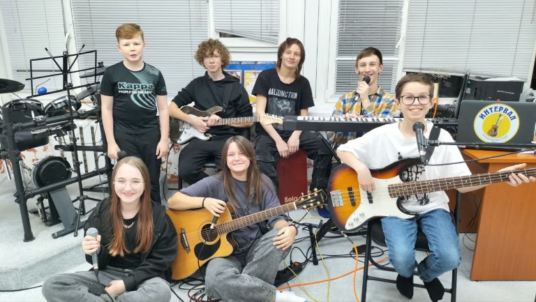 Глобус (сл. М. Львовский, муз. М. Светлов, аранж. А. Курапов), исп. музыкальная студия "Интервал"