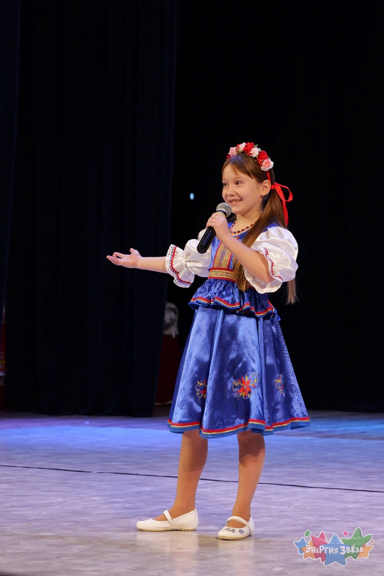 «Россиянка я» исполняет Екатерина Буторина