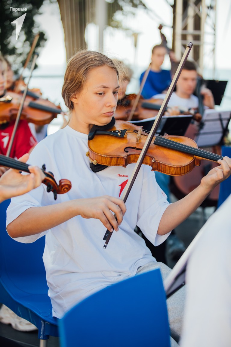 Возьмёмся за руки, друзья