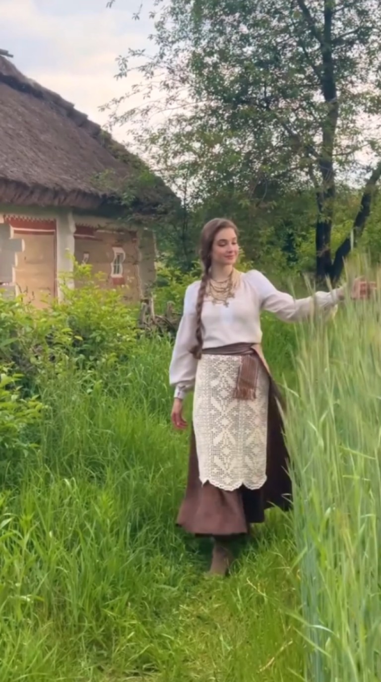 Где мама вела меня в светлую даль...