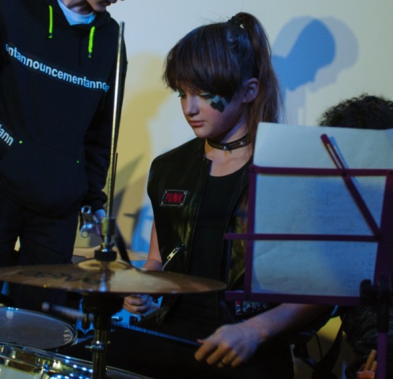 Барабанщица Николь