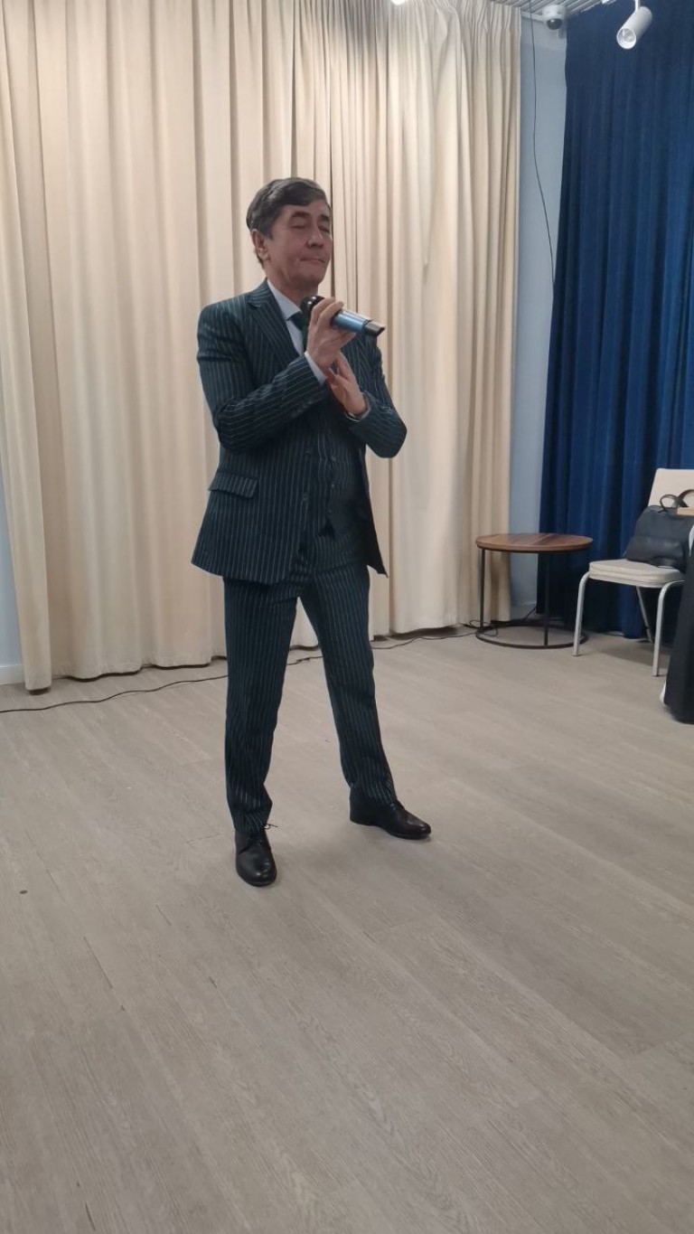 Над землей колдует вечер