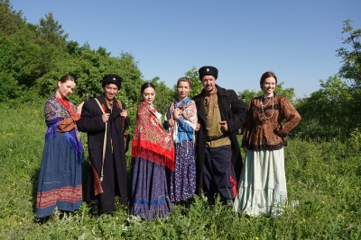 Шли два героя