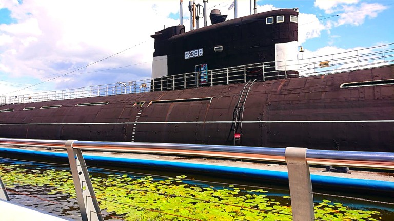 Песня "Вновь корабль уходит".