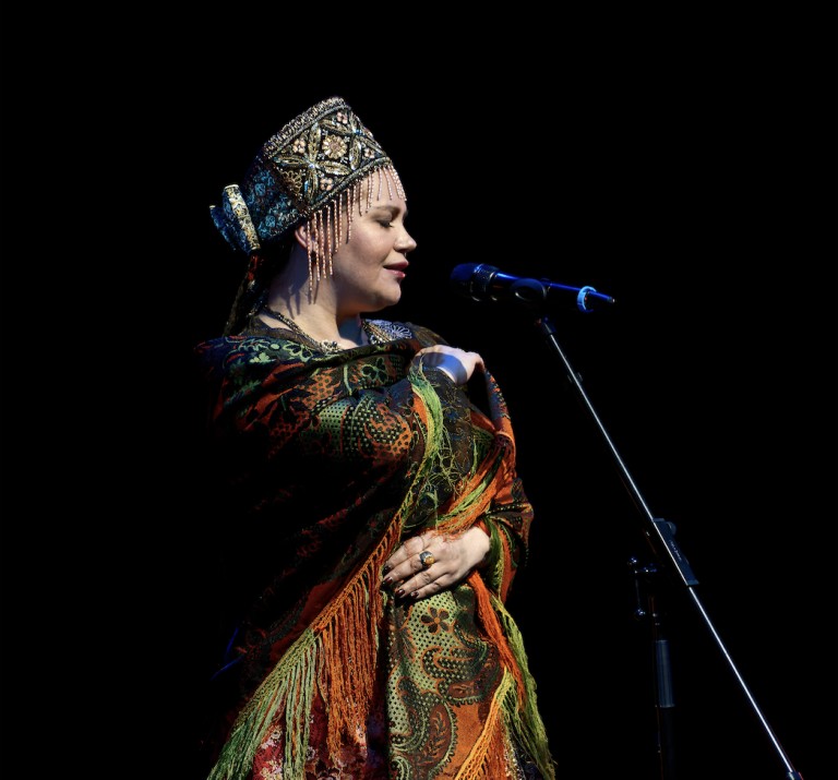 ИЗ-ЗА ОСТРОВА НА СТРЕЖЕНЬ