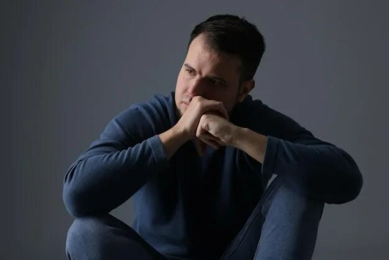 Горят сосновые поленья